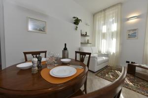 sala de estar con mesa, sillas y sofá en Apart No 6, en Timisoara