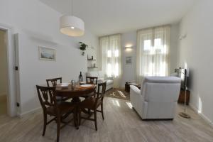 ein Esszimmer und ein Wohnzimmer mit einem Tisch und Stühlen in der Unterkunft Apart No 6 in Timişoara