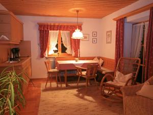 uma cozinha com mesa e cadeiras num quarto em Gästehaus Gschwendtner - Chiemgau Karte em Inzell