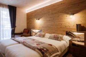 a bedroom with a bed and a night stand at Bellavista in Livigno