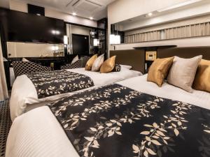 Postel nebo postele na pokoji v ubytování APA Hotel Shin Osaka Minamikata Ekimae