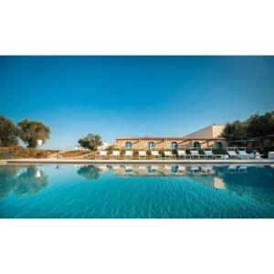 een zwembad voor een gebouw bij Masseria Stali, The Originals Relais in Caprarica di Lecce