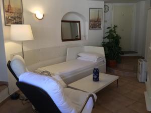 Letto o letti in una camera di Near Ifo Roma Sweet home Studio Apartment