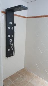 un bloque de cuchillos colgando en una pared en un baño en Hotel Restaurant El Bosc, en Banyeres del Penedés
