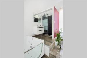 Gallery image of La suite de Mont-Vert (Jacuzzi privatif) in Saint-Zacharie