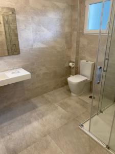 穆希亞的住宿－Hotel La Cruz，浴室配有卫生间、盥洗盆和淋浴。