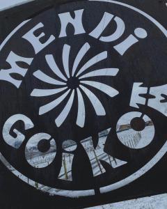 AxpeにあるMendiGoikoa Bekoaの黒の看板花図