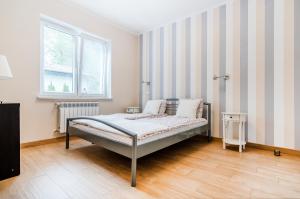 a bedroom with a bed and a window at Apartament pod Grotem z Widokiem na Jezioro, Oczy Mazur in Giżycko