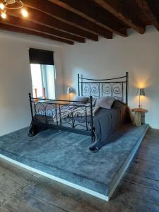 Säng eller sängar i ett rum på Luxe gîte met authentieke kamers in de Creuse, France