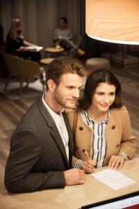 a man and a woman sitting at a desk at IntercityHotel Hildesheim in Hildesheim +17 photos