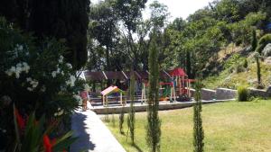 un parque infantil con parque infantil en Zeleny Mis, en Alupka