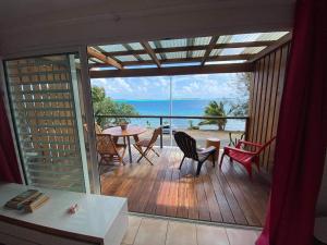 Cette chambre dispose d'un balcon avec vue sur l'océan. dans l'établissement Studio Moana, à Bora Bora