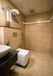 Ett badrum på Lavender Infopark Kochi