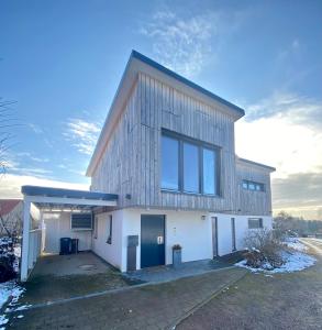 una casa con techo de gambrel en Modernes Ferienhaus im Schwarzwald, en Freiamt