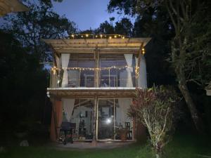 una casa con luces encima de ella por la noche en Finca Agualinda, en San Francisco