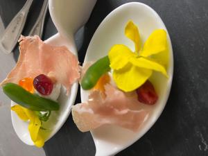 Un plato blanco con comida sobre una mesa. en Auberge Le Relais, en Corbion