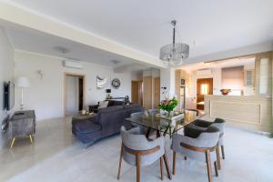 Kato RodiniにあるVilla Filoxenia - by the sea - up to 12 guestsのソファとテーブルのあるリビングルーム