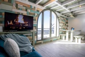 a living room with a fireplace and a tv at MONTAÑAS in Sierra Nevada