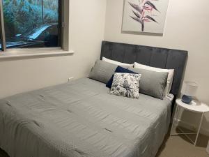 1 cama con cabecero negro en un dormitorio en Panorama B&B en Naracoorte