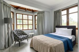 Ліжко або ліжка в номері Villa Filoxenia - by the sea - up to 12 guests