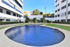 - une piscine au milieu d'un bâtiment dans l'établissement Estepona Port Apartment FLO, à Estepona