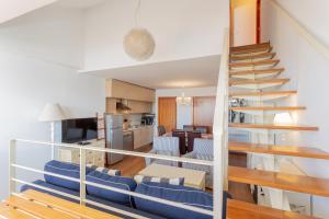 schody prowadzące do salonu i kuchni w obiekcie Apartamentos Sierra Nevada Prime Bluettravel w mieście Sierra Nevada