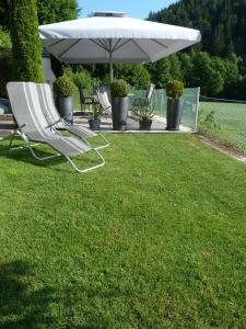 A garden outside Ferienhaus Blümel inkl. freier Strandbadeintritt