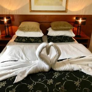 Postel nebo postele na pokoji v ubytování Reenskaug Hotel