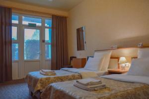 ein Hotelzimmer mit 2 Betten und Handtüchern darauf in der Unterkunft Dionis in Balaklawa