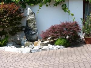 A garden outside Ferienhaus Blümel inkl. freier Strandbadeintritt