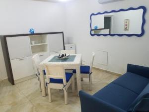 TV a/nebo společenská místnost v ubytování Kitewind Apartamentos Cabarete