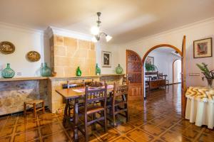 a kitchen and dining room with a table and chairs at Can Miquel in Pollença