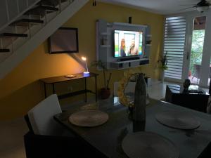 Телевизор и/или развлекательный центр в Villa Marina Village Apartment