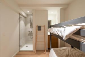 ein Schlafzimmer mit einem Etagenbett und einer Dusche in der Unterkunft Modern & spacious apartment near beach in Knokke in Knokke-Heist