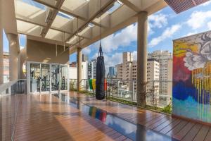 un bâtiment avec vue sur l'Empire State Building dans l'établissement Lindo ap Augusta 207ua, à São Paulo