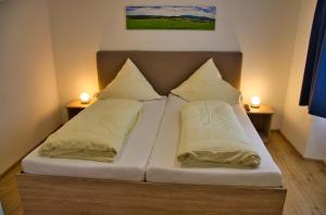 Postel nebo postele na pokoji v ubytování Hotel Gasthof Altmann
