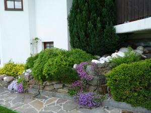 A garden outside Ferienhaus Blümel inkl. freier Strandbadeintritt