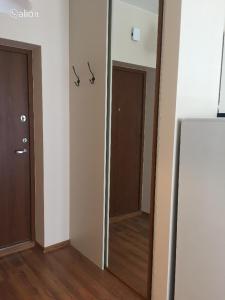 - un couloir avec deux portes et un miroir dans la chambre dans l'établissement Near PANORAMA apartment Self check-in Free parking garage, à Vilnius