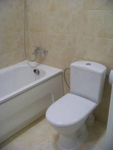 La salle de bains est pourvue de toilettes blanches et d'une baignoire. dans l'établissement Near PANORAMA apartment Self check-in Free parking garage, à Vilnius