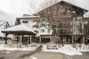 un parque con bancos y un pabellón en la nieve en Apartment Petit Dru, en Chamonix-Mont-Blanc