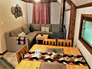 格拉斯科普的住宿－祖爾滕礦區山林小屋，客厅配有桌子和沙发
