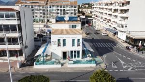 a white building on a city street with buildings at Ocean Lounge in Altea