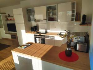 Кухня или кухненски бокс в Alpenblick Apartment Gastein - inklusive Eintritt Alpentherme