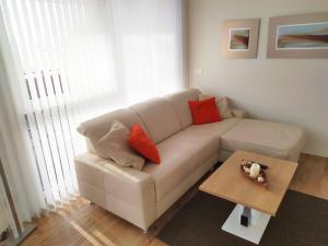 salon z białą kanapą i stołem w obiekcie Alpenblick Apartment Gastein - inklusive Eintritt Alpentherme w mieście Bad Hofgastein
