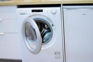 una lavatrice e un'asciugatrice bianche in cucina di Self Checkin Automatique - 9 min Disney - LE ZEN - COSYRENTING a Villeneuve-le-Comte