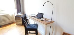 uma secretária com um computador portátil e uma cadeira. em Quarenghi16 em Bérgamo