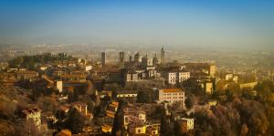 Výhľad na mesto Bergamo alebo výhľad na mesto priamo z penziónu