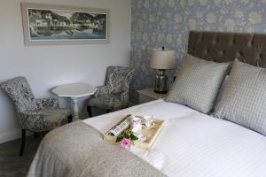 Postel nebo postele na pokoji v ubytování Nesbitt Arms Boutique Hotel