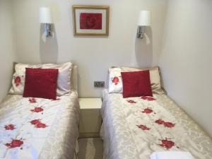 Posteľ alebo postele v izbe v ubytovaní Sunset Retreat Lodge with Hot Tub