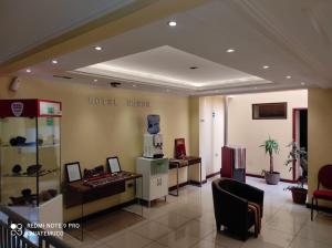 eine Lobby mit einem mexikanischen Schild an der Wand in der Unterkunft Hotel Newen in Temuco